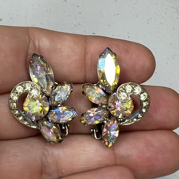 VINTAGE SIGNED WEISS CLEAR RHINESTONE CLIP ON EARRINGS - Picture 2 of 11